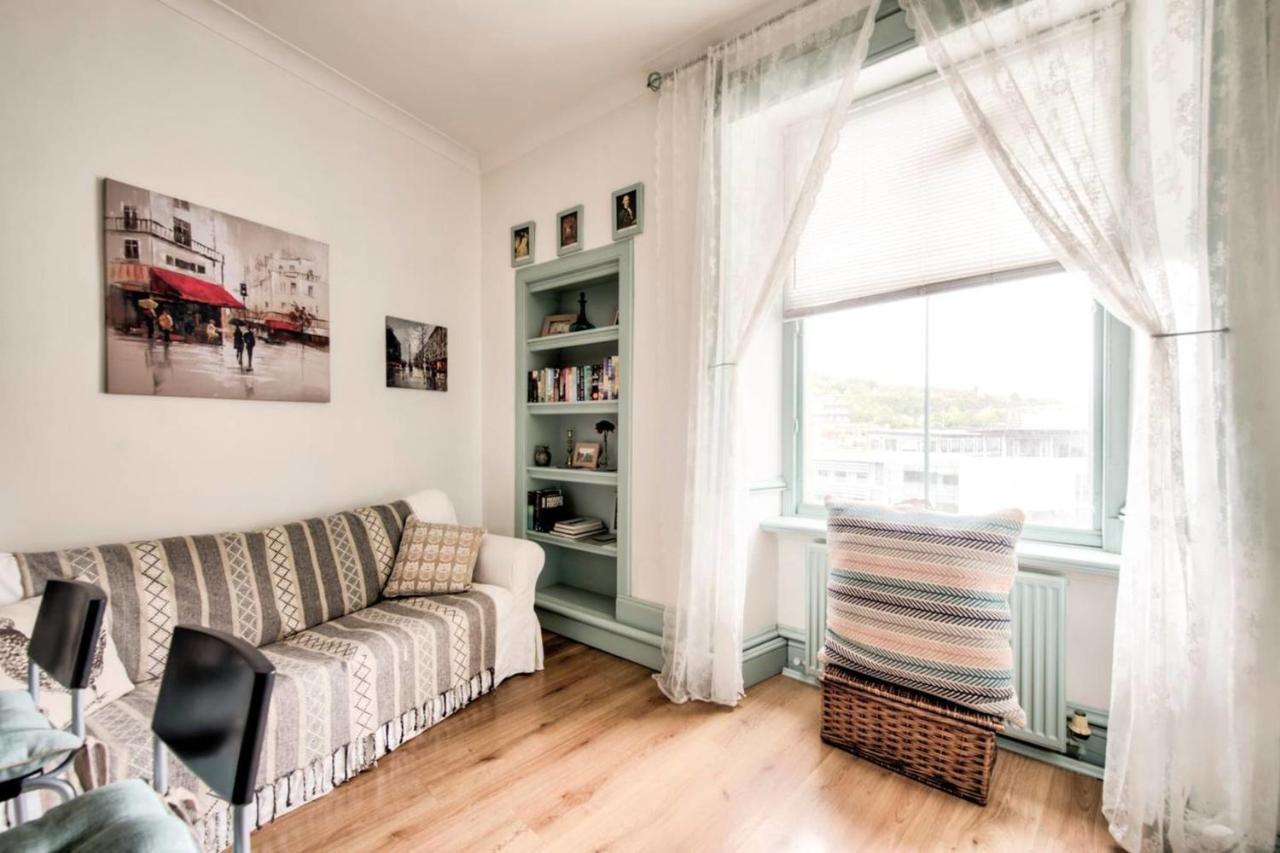 Guestready - Cosy Home 5 Minutes From Waverley! エディンバラ エクステリア 写真