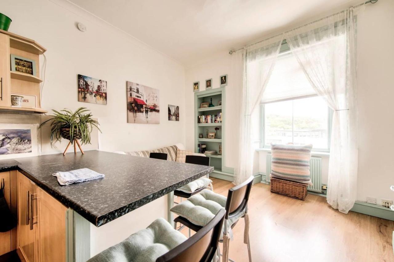 Guestready - Cosy Home 5 Minutes From Waverley! エディンバラ エクステリア 写真