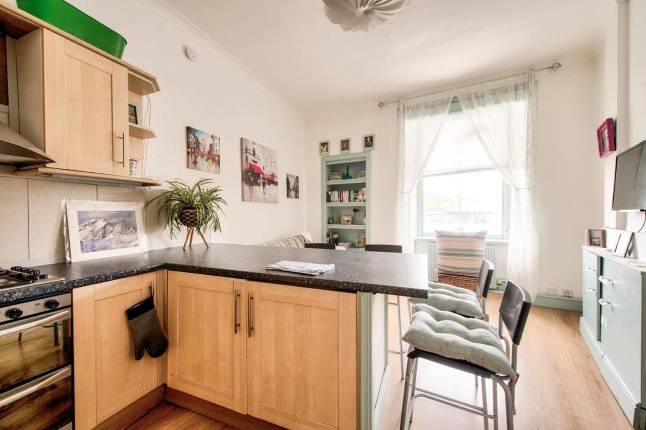 Guestready - Cosy Home 5 Minutes From Waverley! エディンバラ エクステリア 写真