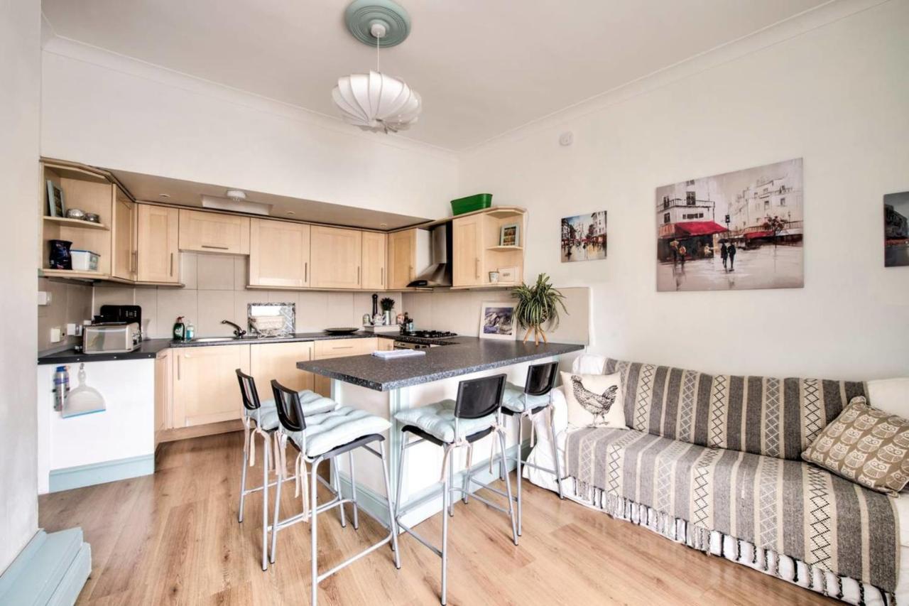 Guestready - Cosy Home 5 Minutes From Waverley! エディンバラ エクステリア 写真