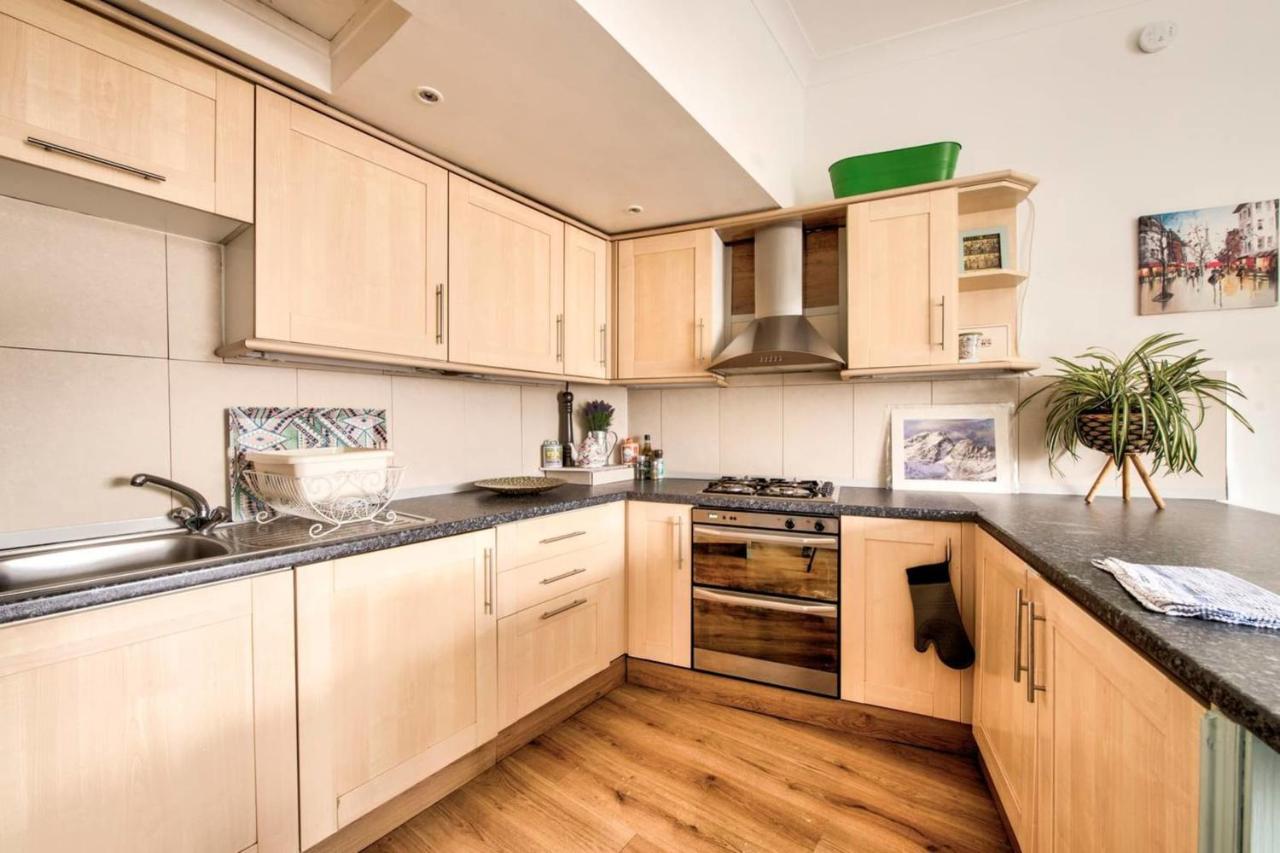 Guestready - Cosy Home 5 Minutes From Waverley! エディンバラ エクステリア 写真
