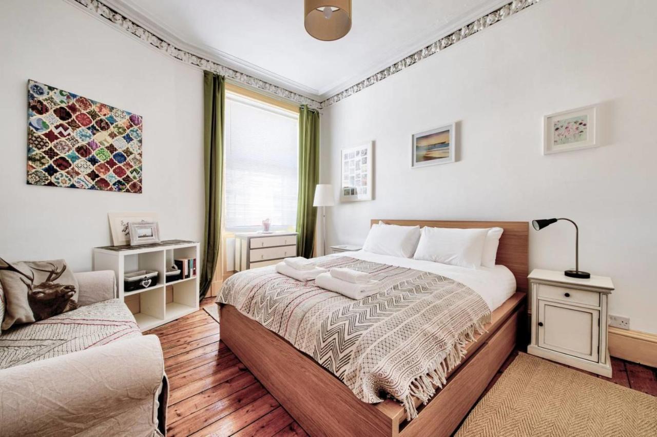 Guestready - Cosy Home 5 Minutes From Waverley! エディンバラ エクステリア 写真