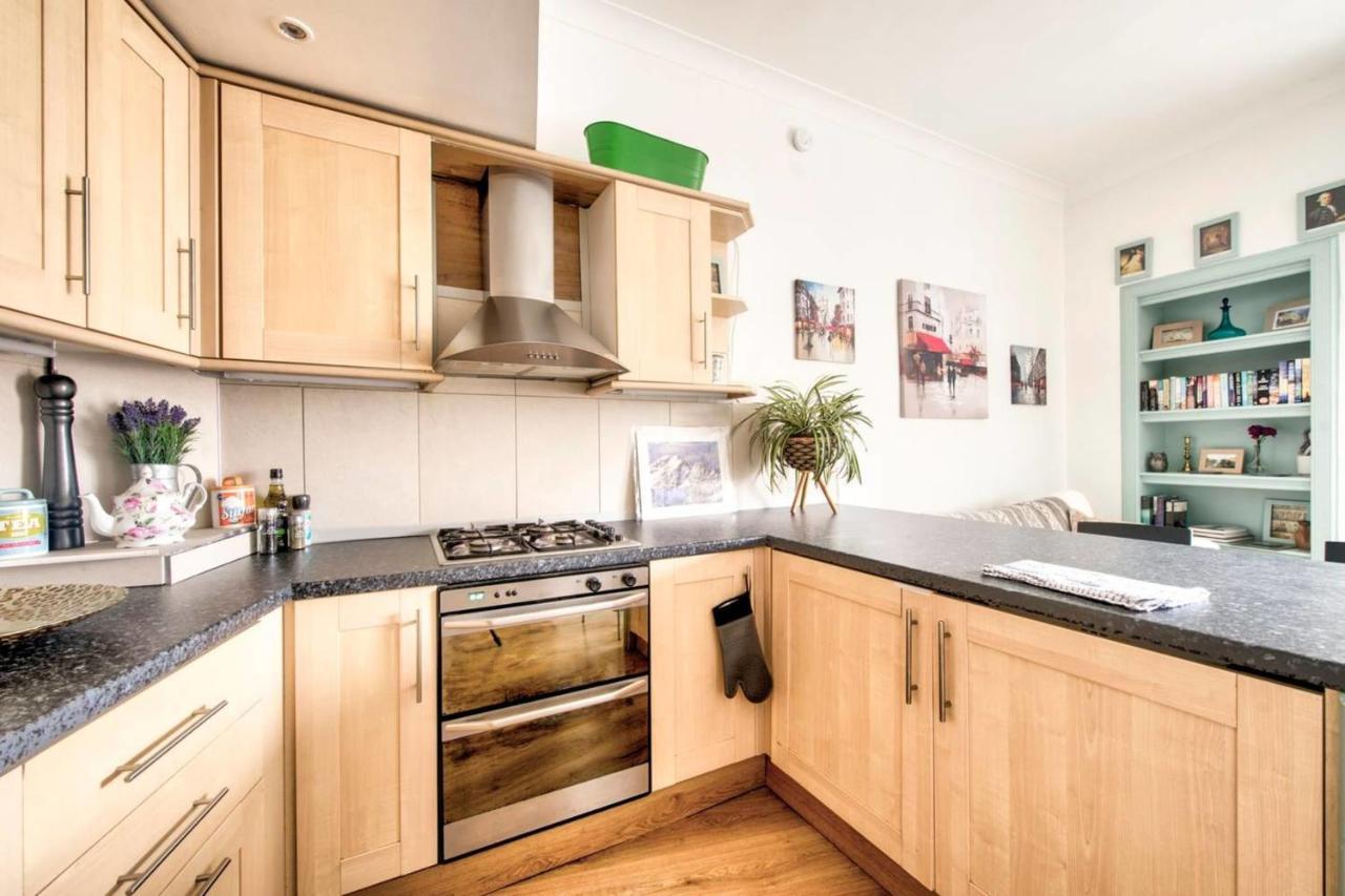 Guestready - Cosy Home 5 Minutes From Waverley! エディンバラ エクステリア 写真